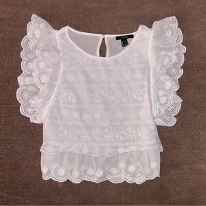 Super cute preppy ruffle top!🤍